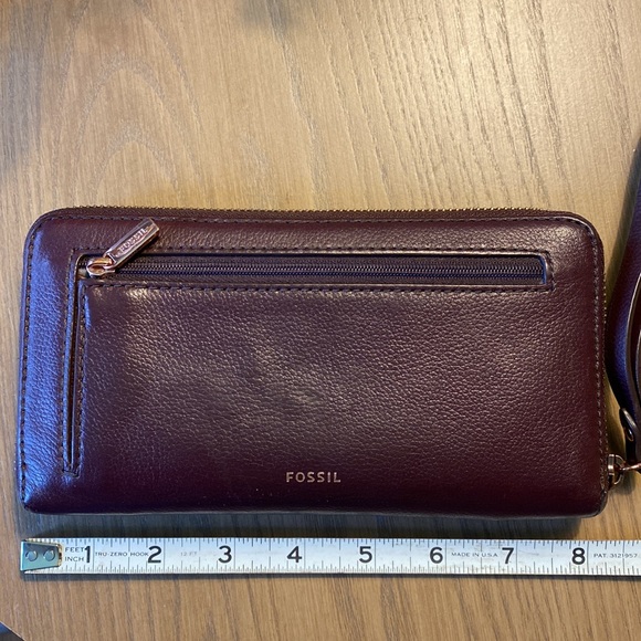 Fossil oxblood and rose gold wallet wristlet - Picture 2 of 8